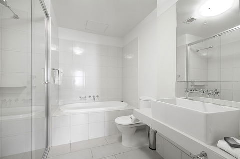 Waterfront Melbourne Apartments - Accommodation Gladstone 5