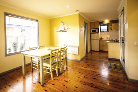 Rayville Boat Houses - Accommodation Gladstone 25