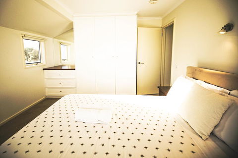 Rayville Boat Houses - Accommodation Gladstone 14