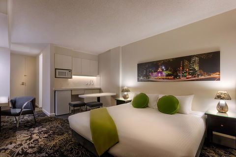 City Limits Hotel Apartments - Accommodation Gladstone 0