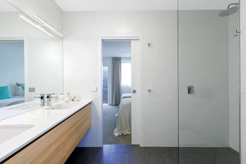 Lakes Edge Apartments - Accommodation Gladstone 2