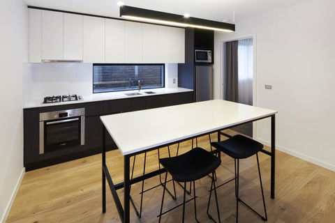 Lakes Edge Apartments - Accommodation Gladstone 6