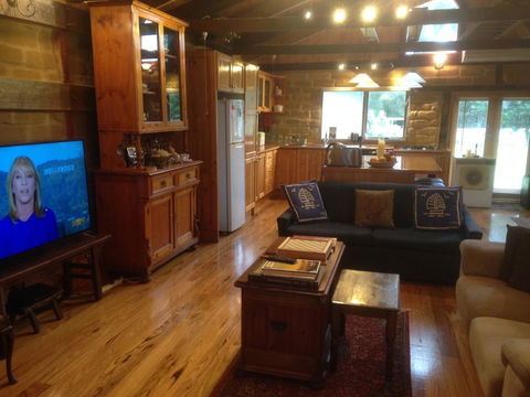 Mud Hollow Barn - Accommodation Gladstone 13