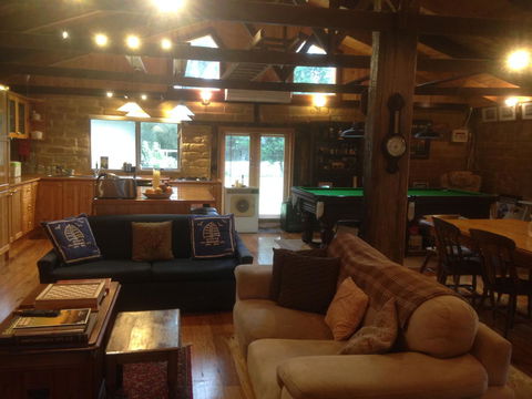 Mud Hollow Barn - Accommodation Gladstone 10