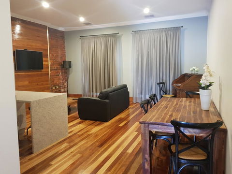 Sublime Spa Apartments - Accommodation Gladstone 4