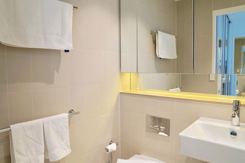 Pride Docklands Waterfront Apartment City View - Accommodation Gladstone 17