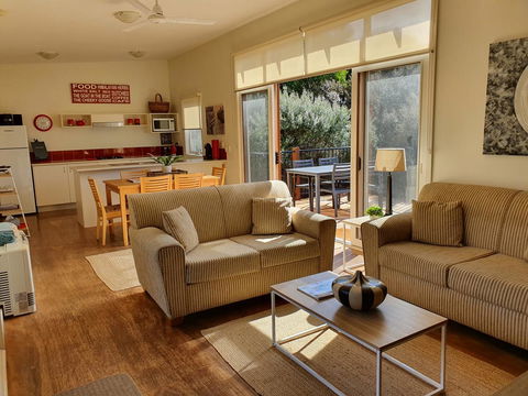 Rural 5 Star Villa\'s With Resort Amenities - Accommodation Gladstone 2