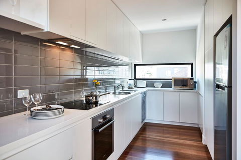 Richmond Â· 3 Level Architecturally Designed Richmond House - Accommodation Gladstone 6