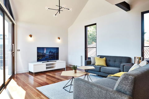 Richmond Â· 3 Level Architecturally Designed Richmond House - Accommodation Gladstone 1