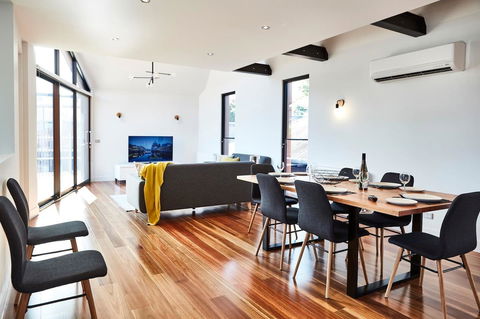 Richmond Â· 3 Level Architecturally Designed Richmond House - Accommodation Gladstone 2