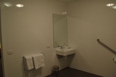 CROWN CENTRAL BUSINESS DISTRICT MOTEL - NO UNDER 18s - Accommodation Gladstone 39