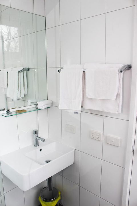 CROWN CENTRAL BUSINESS DISTRICT MOTEL - NO UNDER 18s - Accommodation Gladstone 42