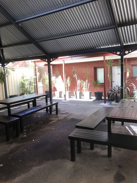 CROWN CENTRAL BUSINESS DISTRICT MOTEL - NO UNDER 18s - Accommodation Gladstone 16
