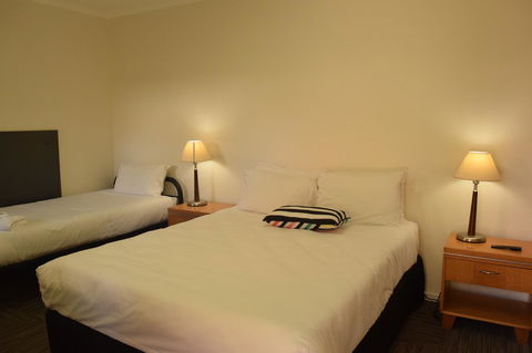 CROWN CENTRAL BUSINESS DISTRICT MOTEL - NO UNDER 18s - Accommodation Gladstone 37