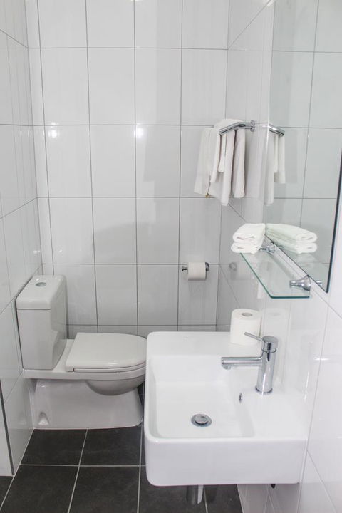 CROWN CENTRAL BUSINESS DISTRICT MOTEL - NO UNDER 18s - Accommodation Gladstone 17