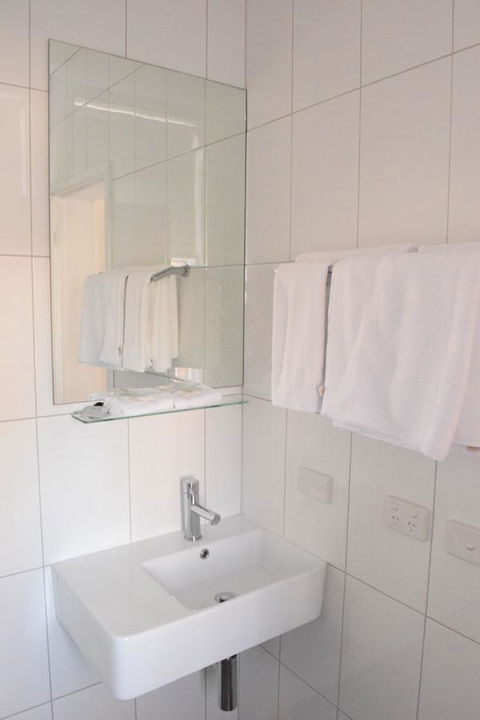 CROWN CENTRAL BUSINESS DISTRICT MOTEL - NO UNDER 18s - Accommodation Gladstone 29