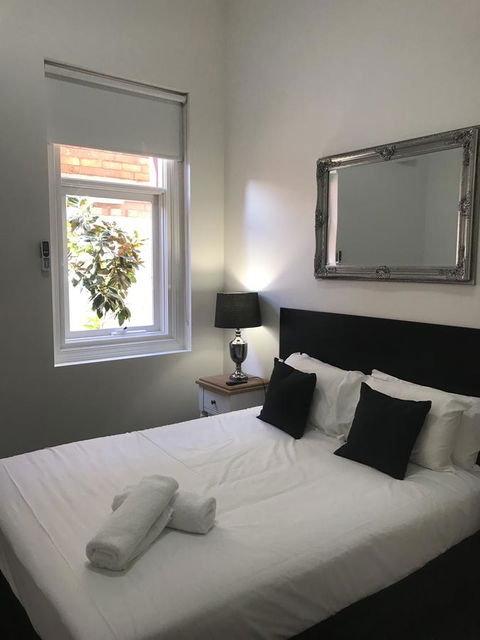 CROWN CENTRAL BUSINESS DISTRICT MOTEL - NO UNDER 18s - Accommodation Gladstone 18