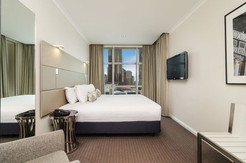 Clarion Suites Gateway - Accommodation Gladstone 10