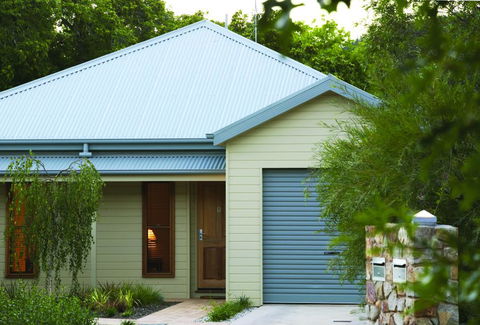 Luxury Abalina Cottages - Accommodation Gladstone 2