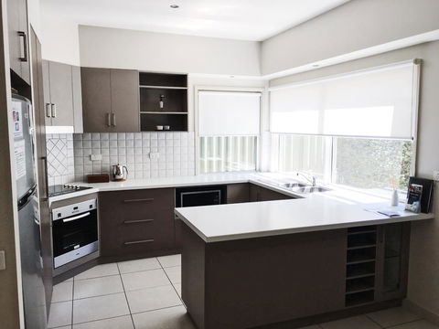 Luxury Abalina Cottages - Accommodation Gladstone 5