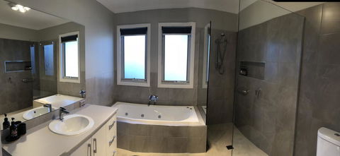 Luxury Abalina Cottages - Accommodation Gladstone 14