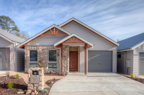 Luxury Abalina Cottages - Accommodation Gladstone 12