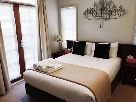 Luxury Abalina Cottages - Accommodation Gladstone 3