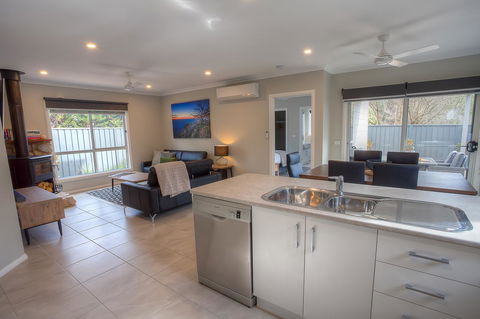 Luxury Abalina Cottages - Accommodation Gladstone 7