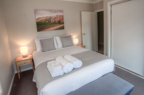 Luxury Abalina Cottages - Accommodation Gladstone 11