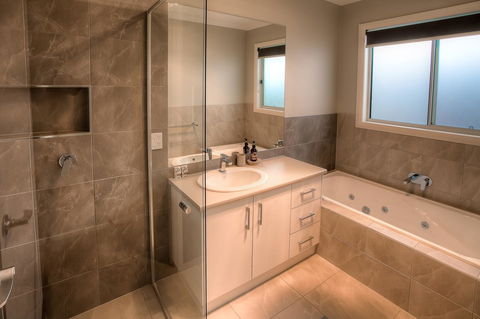 Luxury Abalina Cottages - Accommodation Gladstone 10