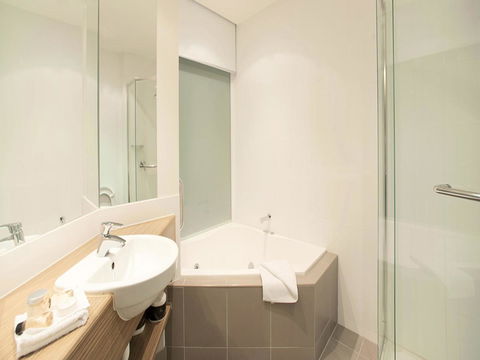 The Waves Apartments - Accommodation Gladstone 7