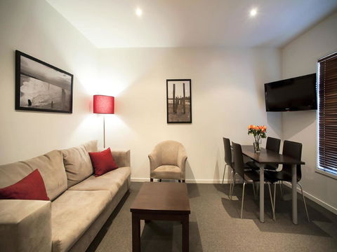 The Waves Apartments - Accommodation Gladstone 6