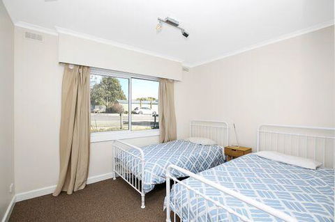 The Hill House - Accommodation Gladstone 2