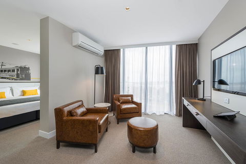 Peppers Docklands - Accommodation Gladstone 28
