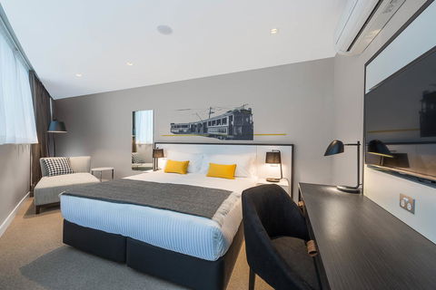 Peppers Docklands - Accommodation Gladstone 5