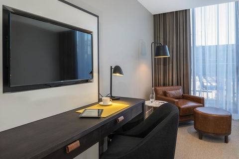 Peppers Docklands - Accommodation Gladstone 12