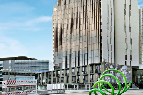 Peppers Docklands - Accommodation Gladstone 1