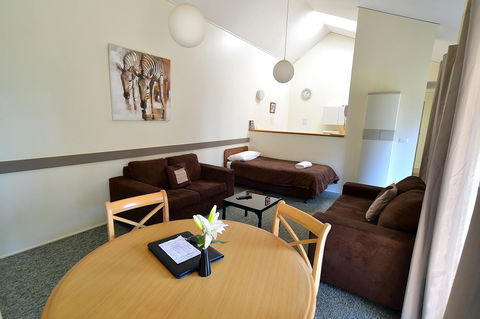 Executive Hideaway - Accommodation Gladstone 25