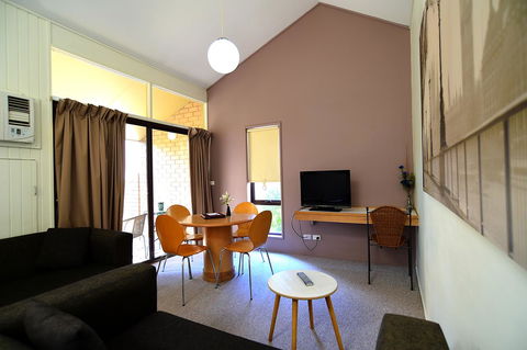 Executive Hideaway - Accommodation Gladstone 16