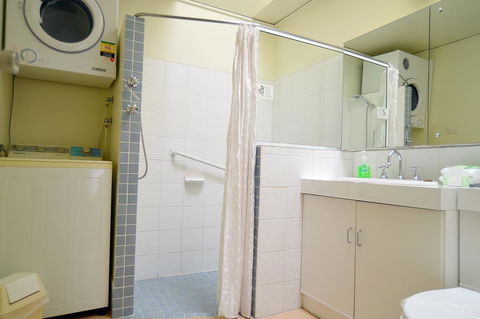 Executive Hideaway - Accommodation Gladstone 2