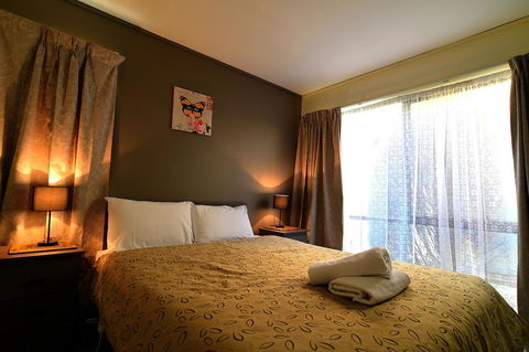 Executive Hideaway - Accommodation Gladstone 11