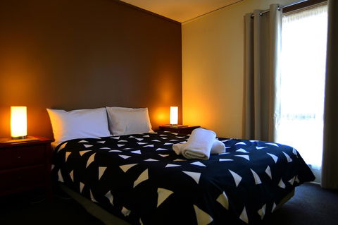 Executive Hideaway - Accommodation Gladstone 3