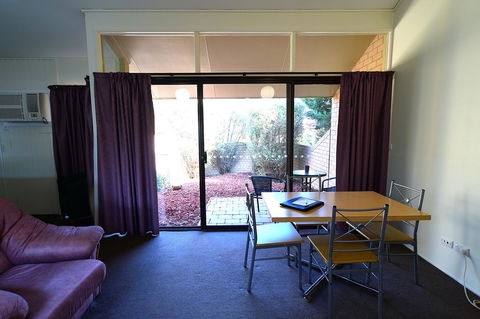 Executive Hideaway - Accommodation Gladstone 33