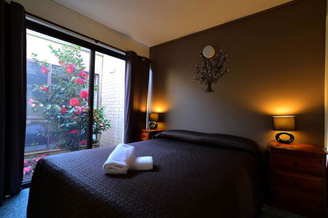 Executive Hideaway - Accommodation Gladstone 21