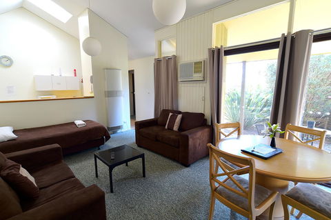 Executive Hideaway - Accommodation Gladstone 24