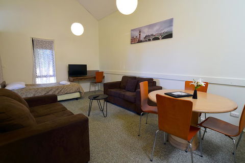 Executive Hideaway - Accommodation Gladstone 12