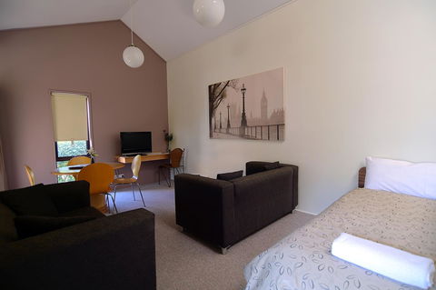 Executive Hideaway - Accommodation Gladstone 17