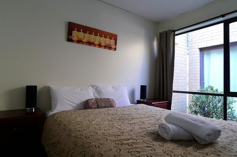 Executive Hideaway - Accommodation Gladstone 13