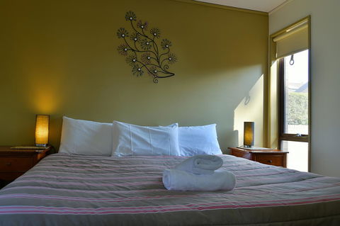 Executive Hideaway - Accommodation Gladstone 27