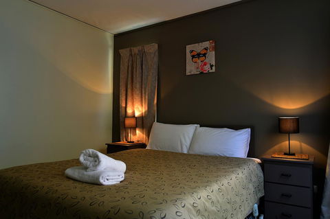 Executive Hideaway - Accommodation Gladstone 1